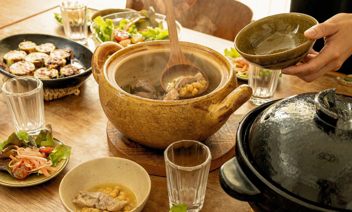 土鍋料理が並んだ食卓のイメージ